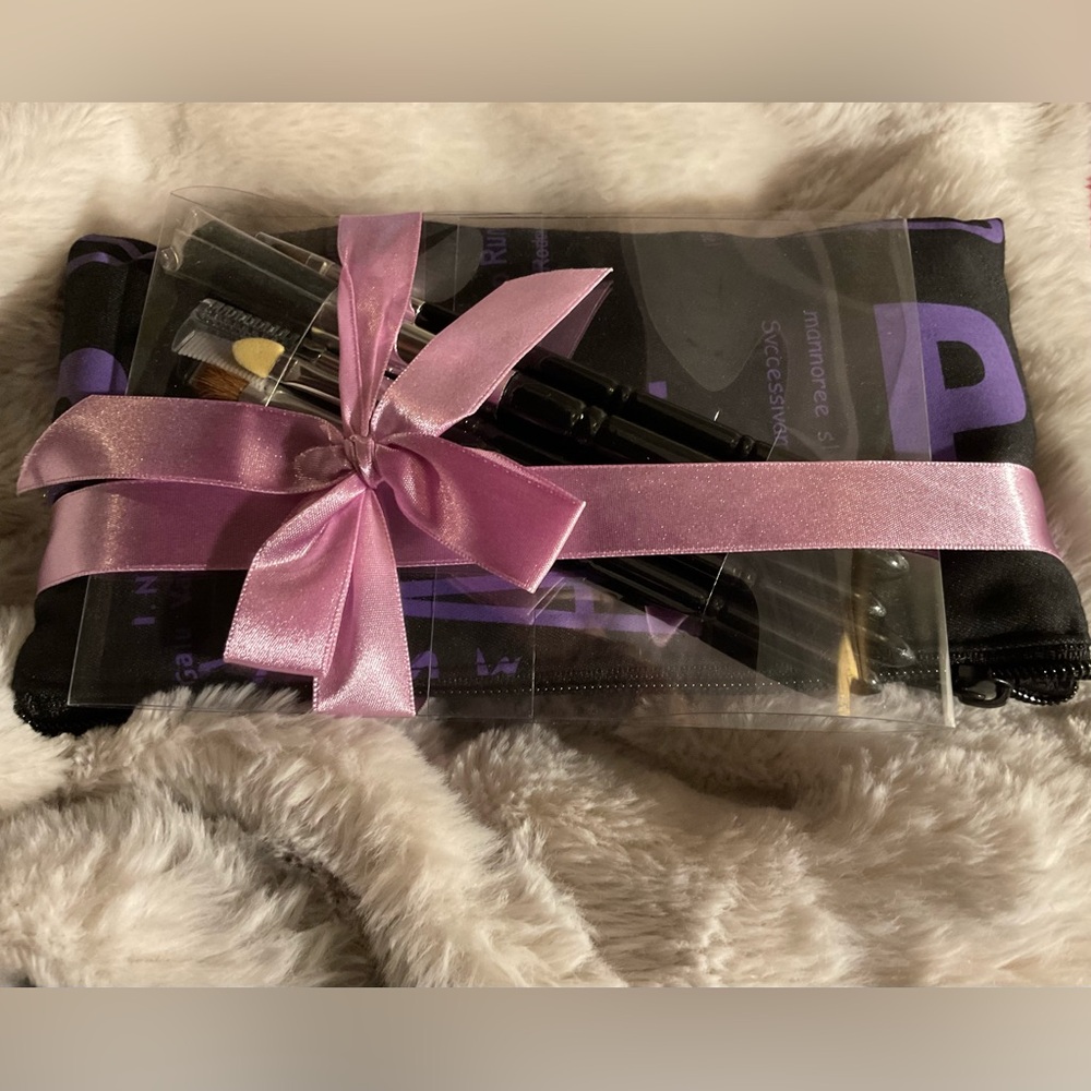 Makeup Brush Set with Pink Ribbon